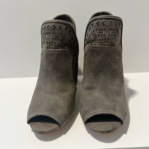 Open-toe bootie Fergalicious Size 9 taupe